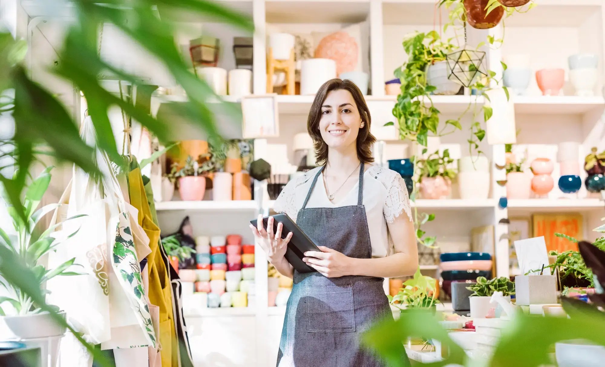 Kvinnlig företagare ser över sin kreditvärdighet i sin butik