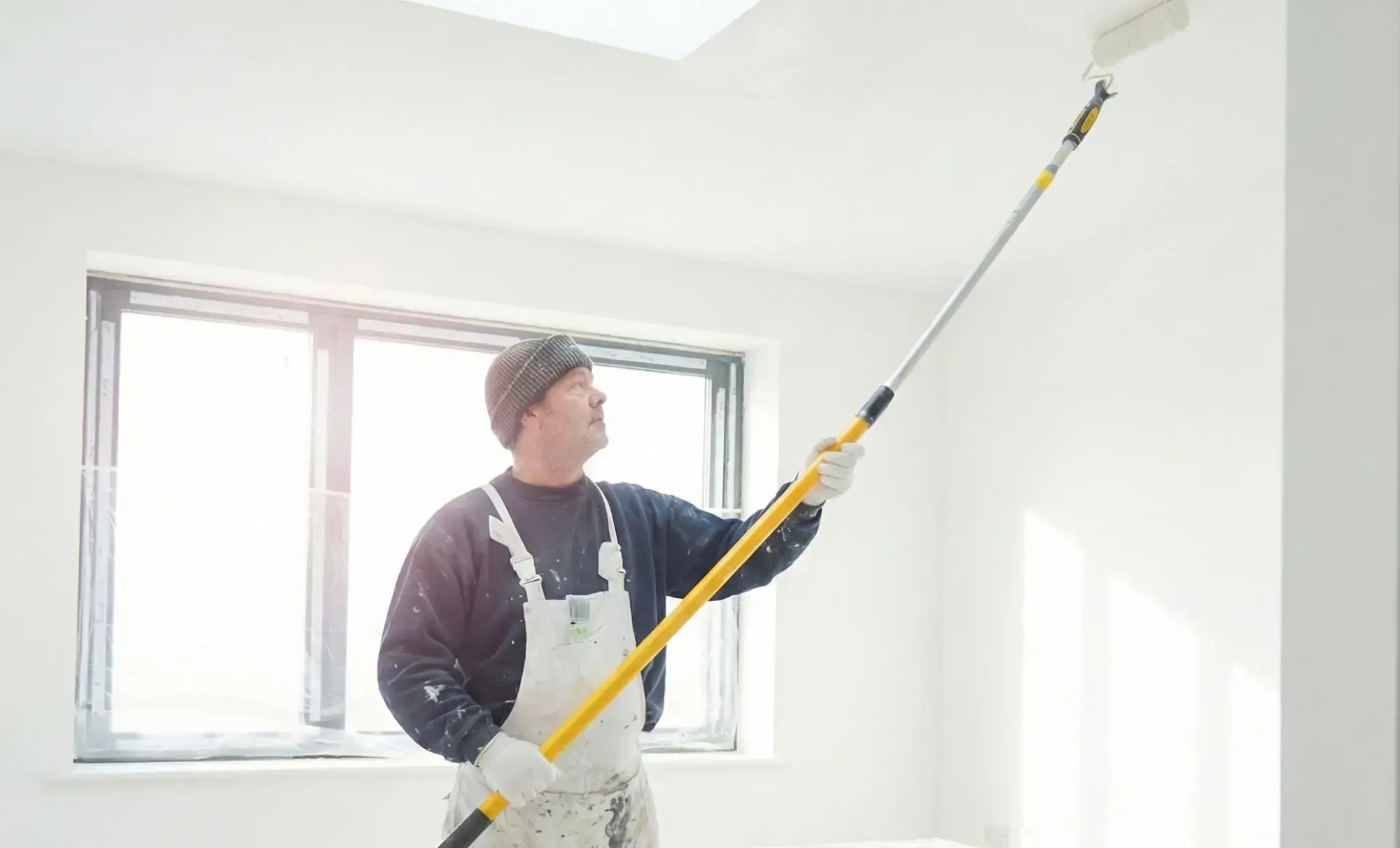 Balanslikviditet med Prioritet Finans - Hanverkare målar tak