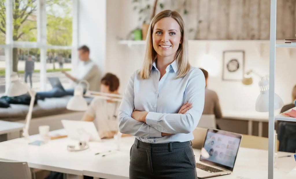 Konsult tittar mot kameran och tänker på finansiering och fakturaköp