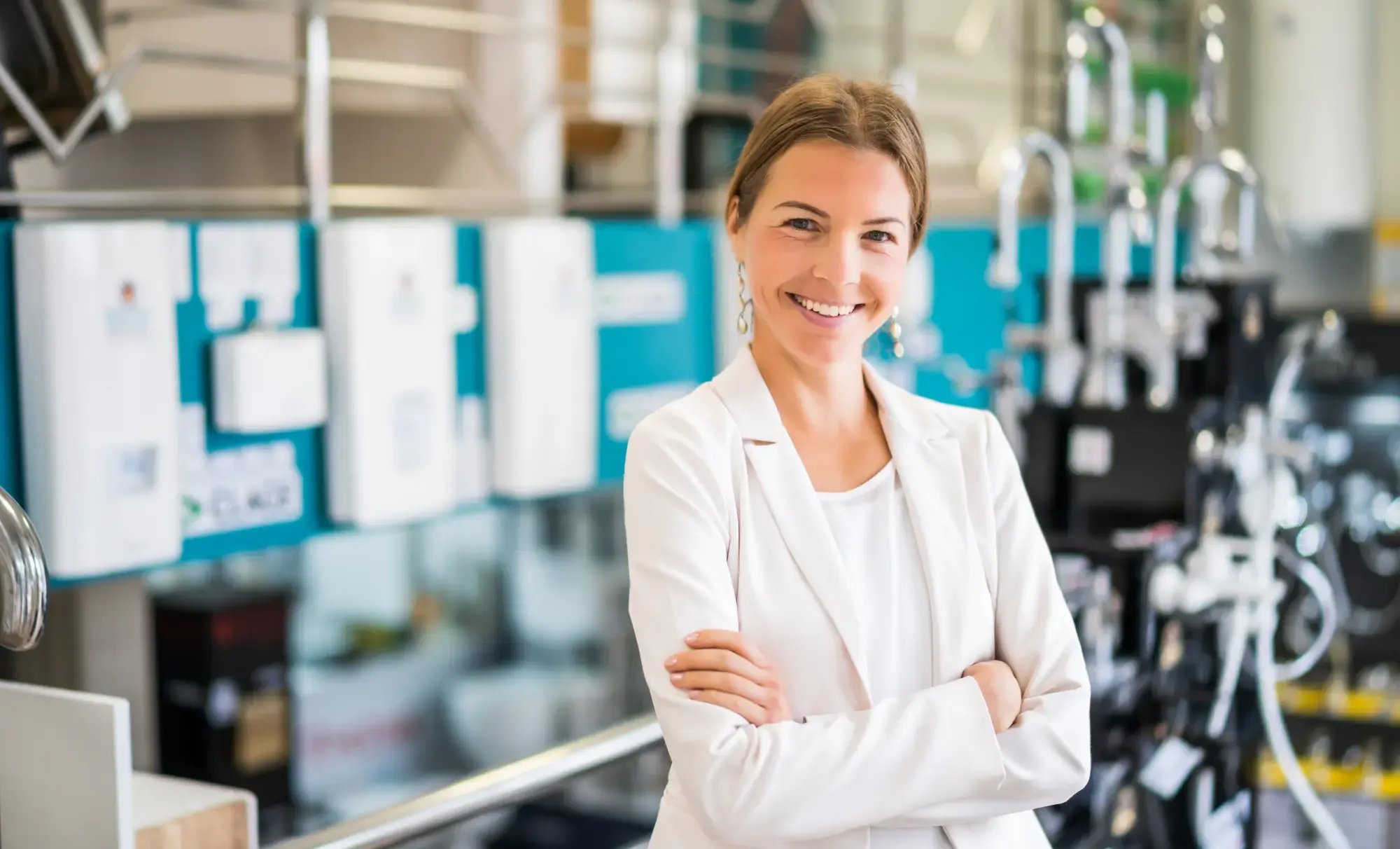 Kvinnlig företagare glad över kundfordringar och samarbetet med Prioritet Finans