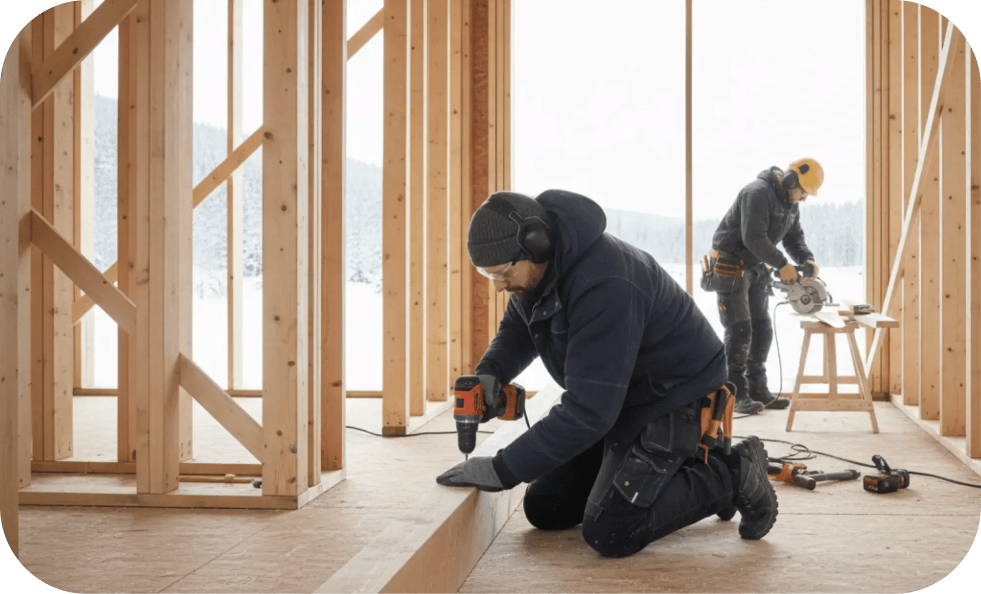 Två hantverkare arbetar och tänker på Fakturaköp och företagslån för byggbolag med Prioritet Finans