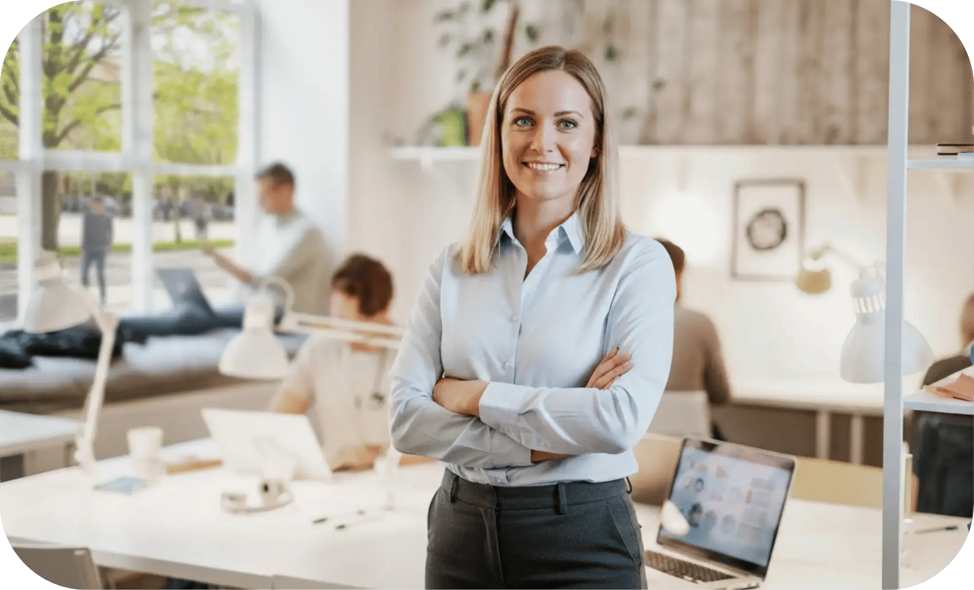 Kvinnlig konsult tänker på Finansiering för Konsultbranschen