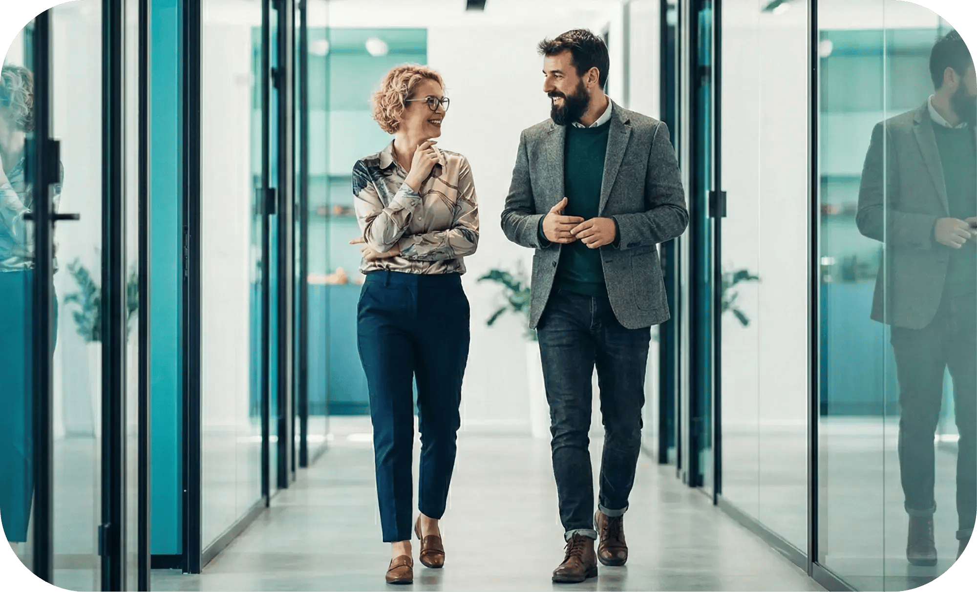 Konsulter diskuterar finansiering på arbetsplatsen