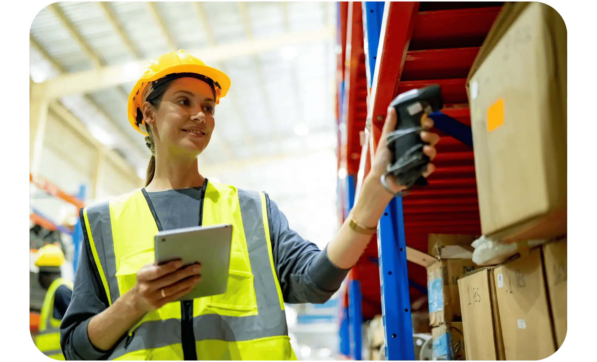 Kvinnlig grossist scannar lådor, inventerar och tänker på företagslån