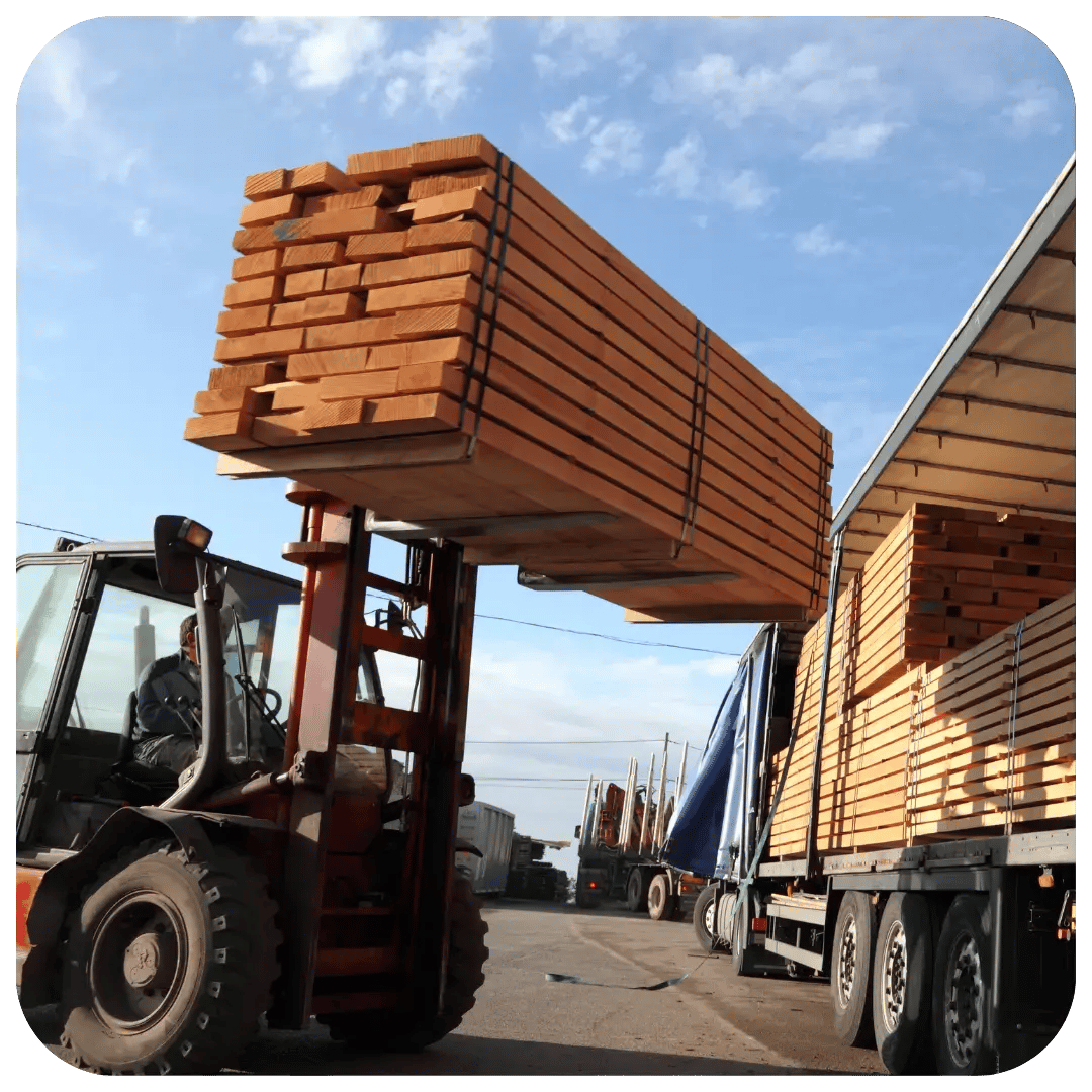 Lyftare ska lasta trävaror för partihandel