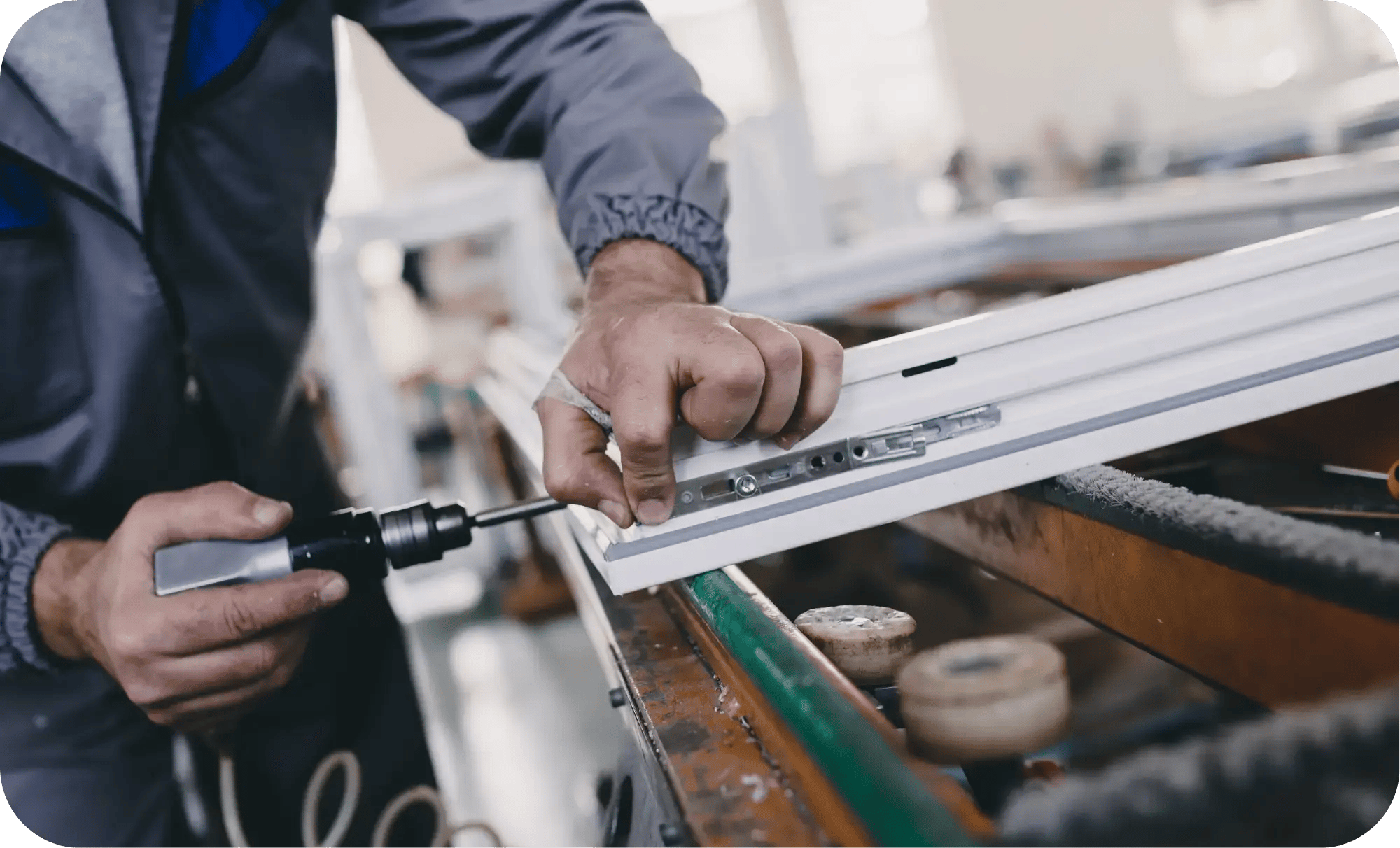 Manlig arbetare inom tillverkning skruvar och färdigställer ett fönster. Tänker på finansie