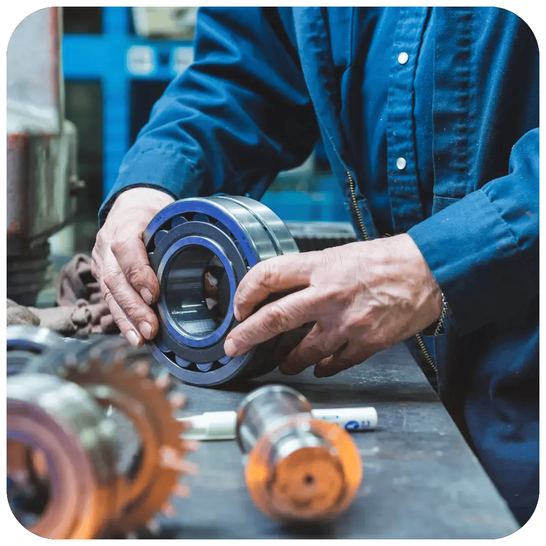 Manlig arbetare arbetar inom tillverkningsindustrin