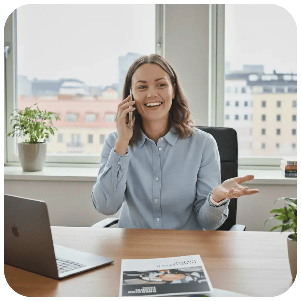 Kvinna i blå skjorta som talar om bryggfinansiering 