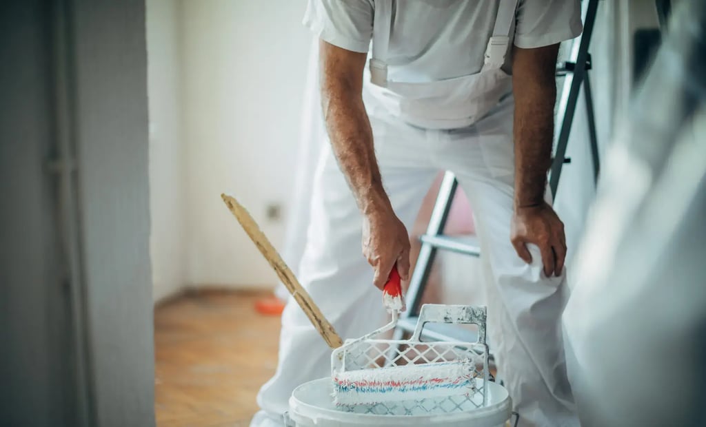 Egenföretagare och målare tänker på bokslutet