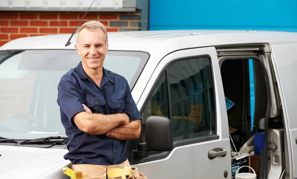 Glad företagare lutad mot företagsbil och vill veta mer om Fakturaköp med eller utan regress