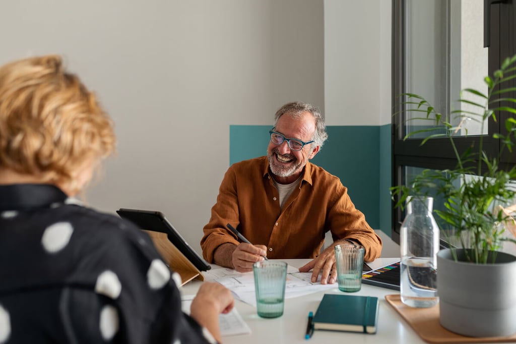 Man i skjorta som diskuterar snabb finansiering 