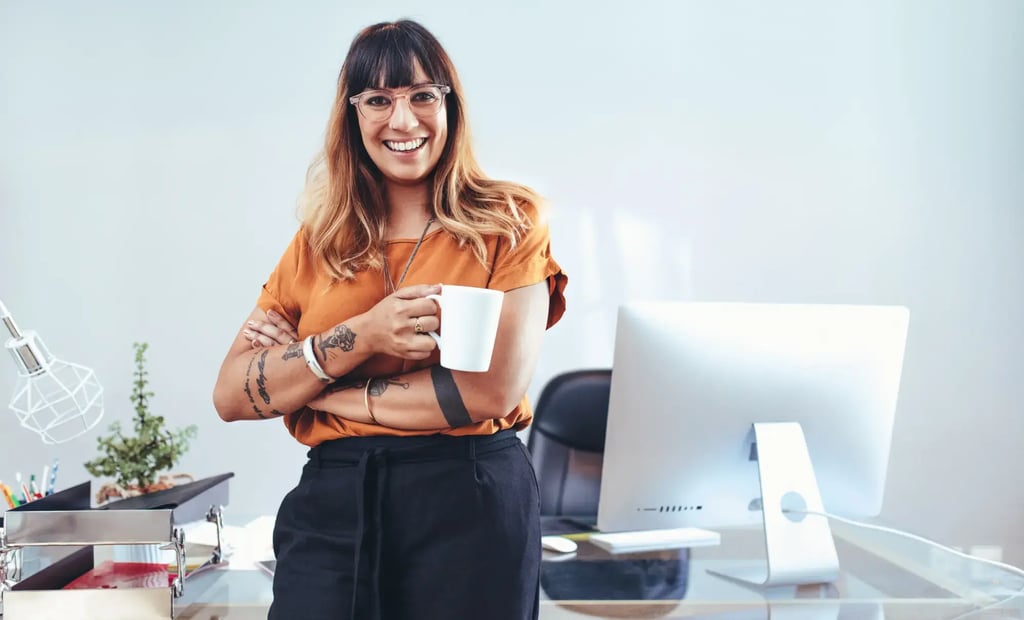 Kvinnlig företagare lutar sig på skrivbord och tänker på finansiering för företag