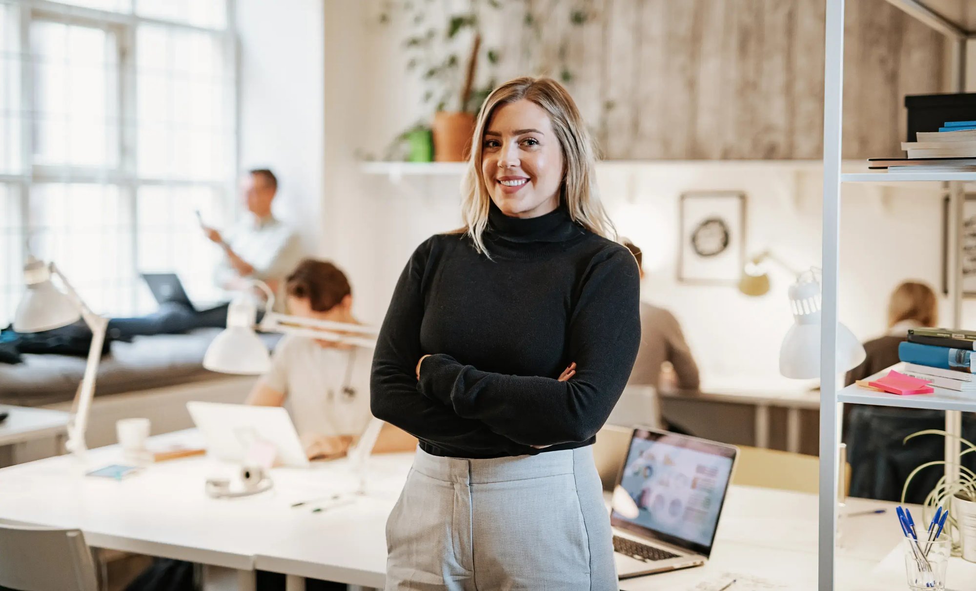 en kvinna som arbetar med bokslut