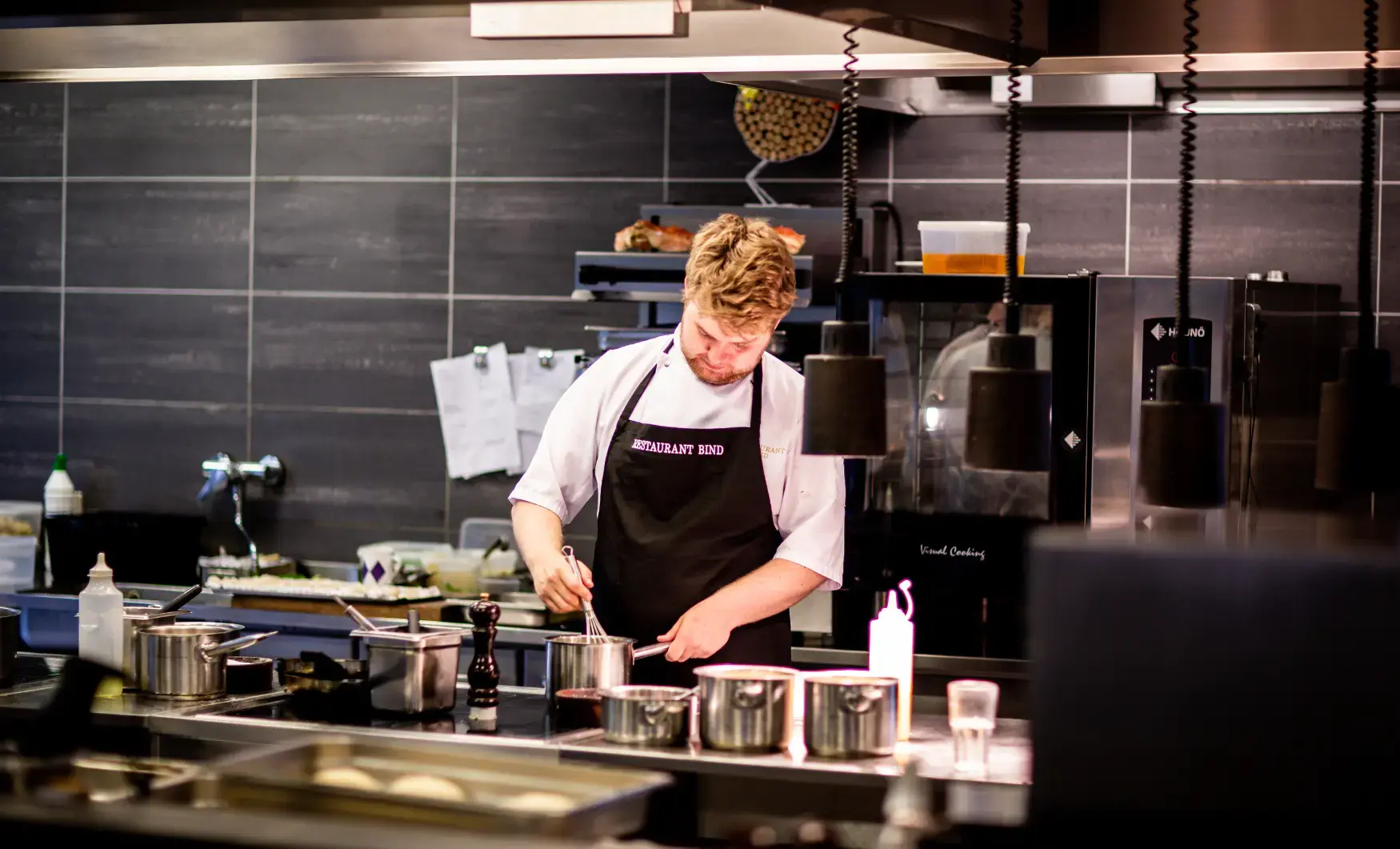 Kock lagar mat i restaurangkök och är småföretagare