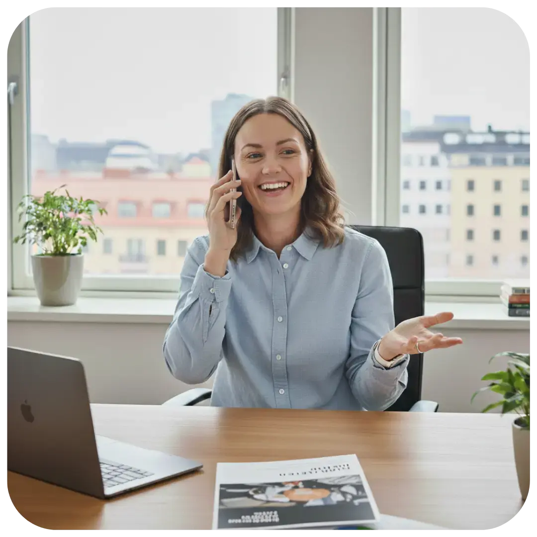 Kvinna i blå skjorta som talar om bryggfinansiering 