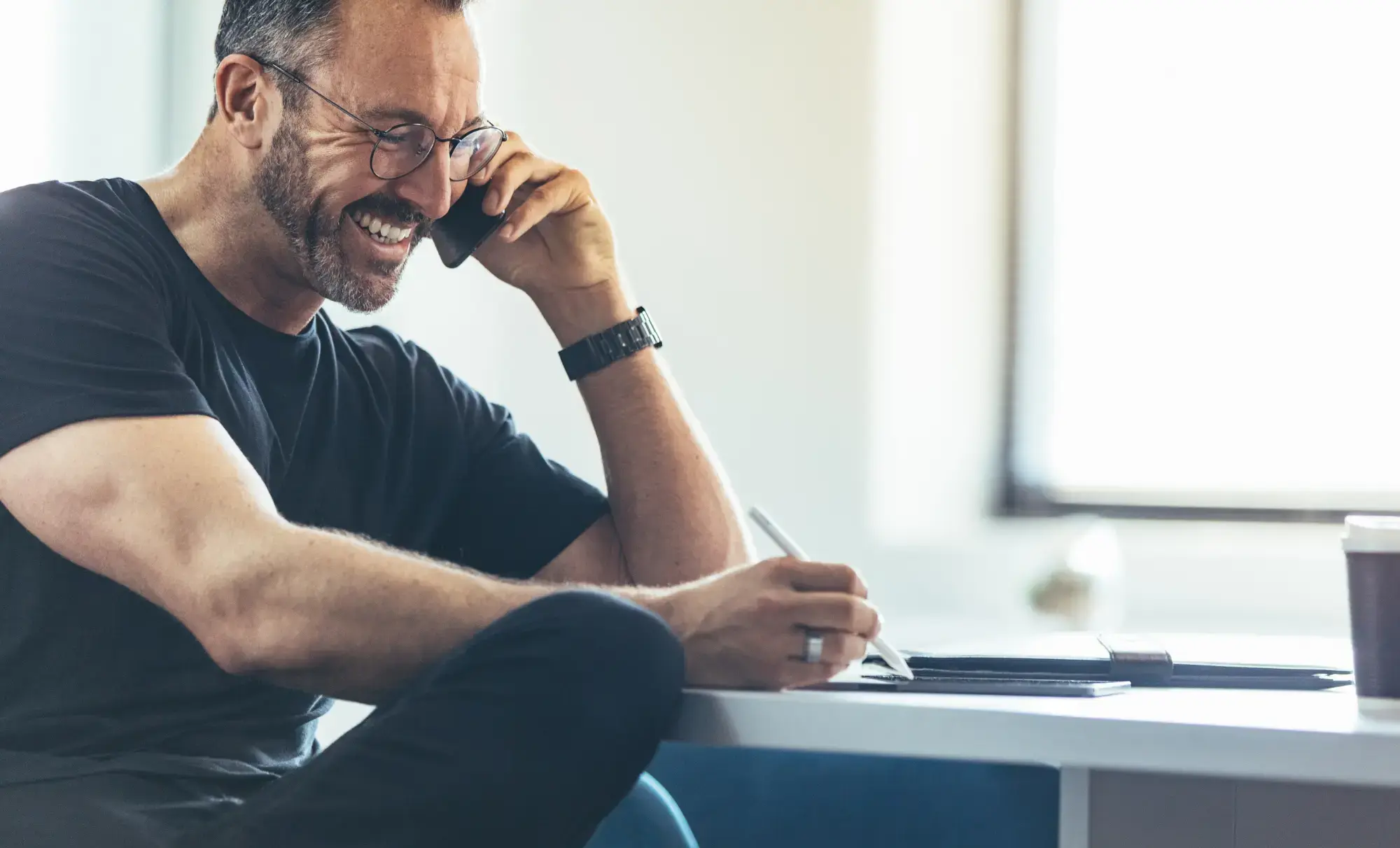 Småföretagare diskuterar kreditvärdighet med factoringbolaget Prioritet Finans via telefon